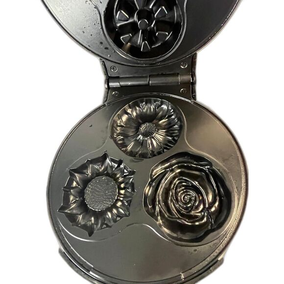 VillaWare UNO 2009 Gravity Rotating Belgian Waffle Maker Petite Flowers Tested - Picture 6 of 7